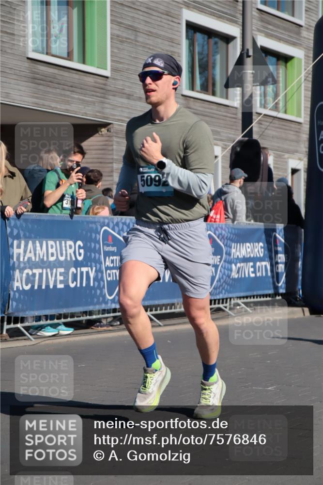 06.04.2025 - 44. Internationalen Wilhelmsburger Insellauf A. Gomolzig http://msf.ph/oto/7576846 06.04.2025 10:32:19 Ziel 3359, 4242, 4556, 5092 meine-sportfotos.de