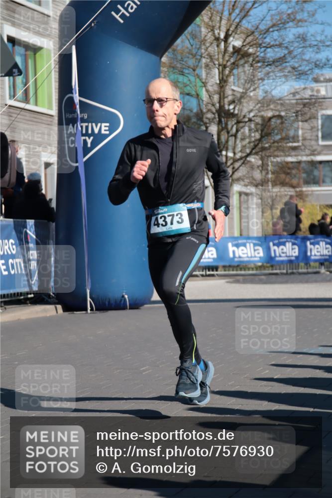 06.04.2025 - 44. Internationalen Wilhelmsburger Insellauf A. Gomolzig http://msf.ph/oto/7576930 06.04.2025 10:32:10 Ziel 3545, 4373, 4556 meine-sportfotos.de