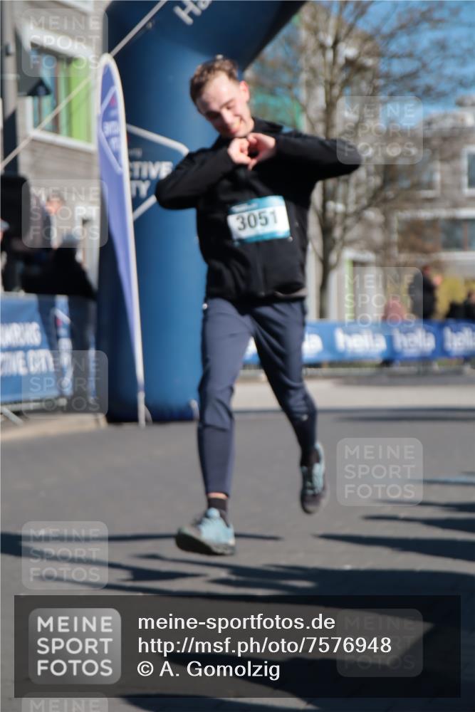 06.04.2025 - 44. Internationalen Wilhelmsburger Insellauf A. Gomolzig http://msf.ph/oto/7576948 06.04.2025 10:32:01 Ziel 3051, 3545, 4484, 4602 meine-sportfotos.de