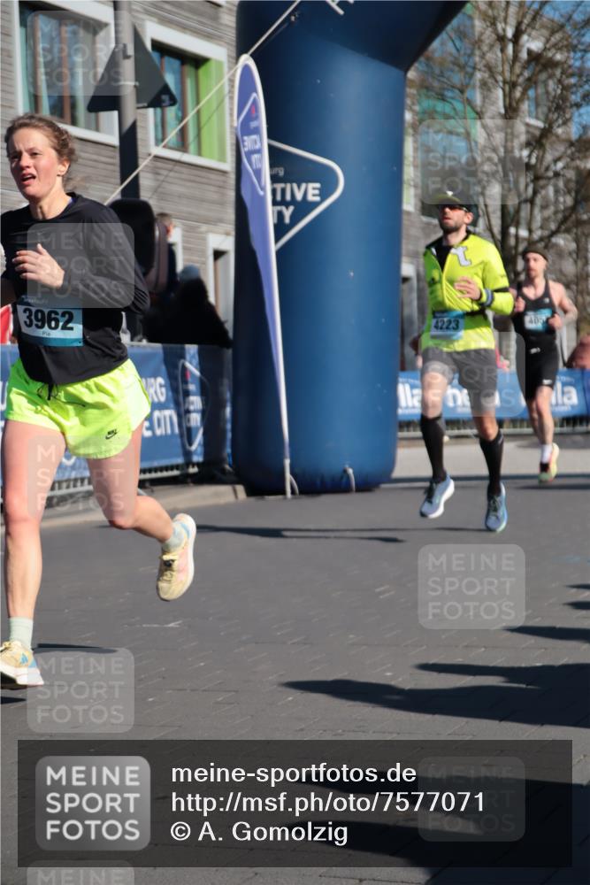 06.04.2025 - 44. Internationalen Wilhelmsburger Insellauf A. Gomolzig http://msf.ph/oto/7577071 06.04.2025 10:31:52 Ziel 3413, 3962, 4057, 4223, 4271, 4484, 4497 meine-sportfotos.de