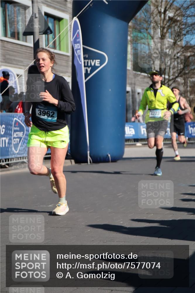 06.04.2025 - 44. Internationalen Wilhelmsburger Insellauf A. Gomolzig http://msf.ph/oto/7577074 06.04.2025 10:31:52 Ziel 3413, 3962, 4057, 4223, 4271, 4484, 4497 meine-sportfotos.de