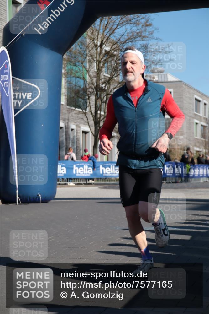06.04.2025 - 44. Internationalen Wilhelmsburger Insellauf A. Gomolzig http://msf.ph/oto/7577165 06.04.2025 10:31:39 Ziel 3019, 3338 meine-sportfotos.de