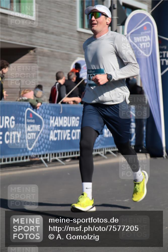 06.04.2025 - 44. Internationalen Wilhelmsburger Insellauf A. Gomolzig http://msf.ph/oto/7577205 06.04.2025 10:31:31 Ziel 3338, 3542, 3976, 4298 meine-sportfotos.de