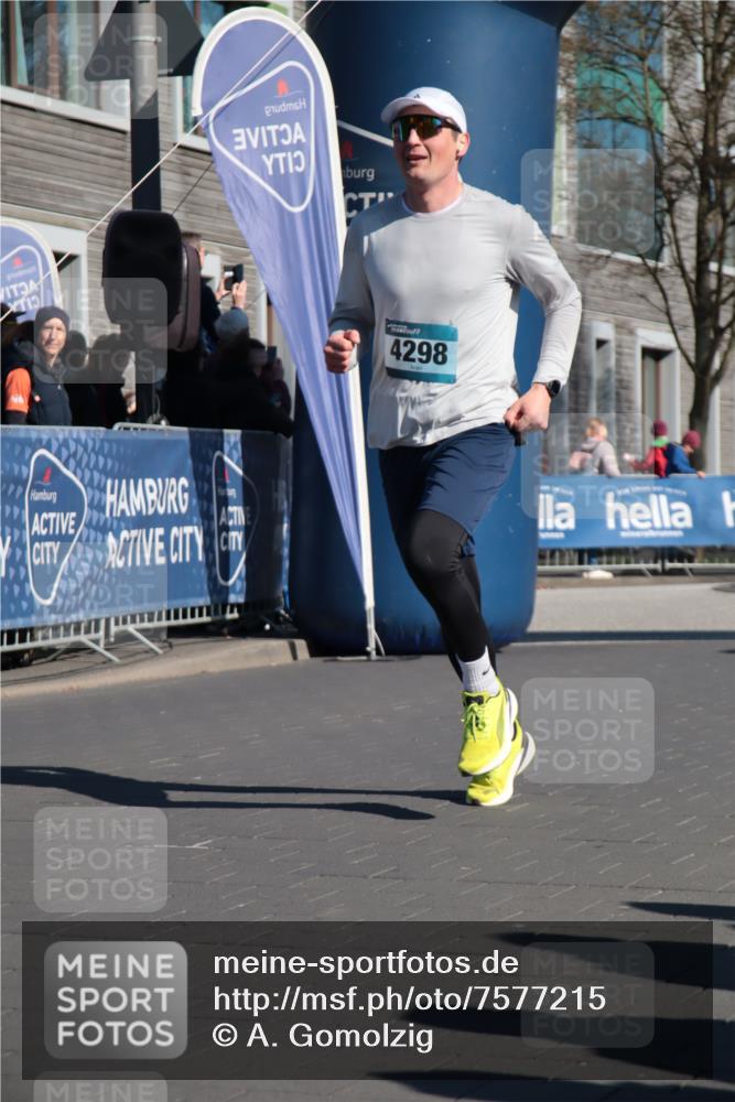 06.04.2025 - 44. Internationalen Wilhelmsburger Insellauf A. Gomolzig http://msf.ph/oto/7577215 06.04.2025 10:31:30 Ziel 3542, 3976, 4298 meine-sportfotos.de