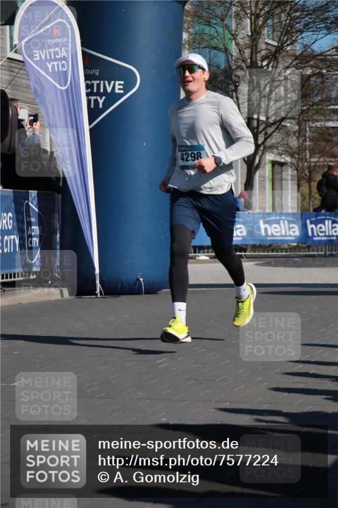 06.04.2025 - 44. Internationalen Wilhelmsburger Insellauf A. Gomolzig http://msf.ph/oto/7577224 06.04.2025 10:31:30 Ziel 3542, 3976, 4298 meine-sportfotos.de