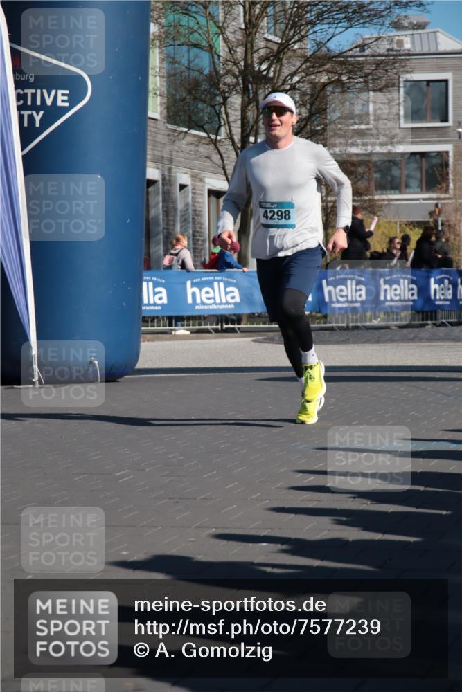 06.04.2025 - 44. Internationalen Wilhelmsburger Insellauf A. Gomolzig http://msf.ph/oto/7577239 06.04.2025 10:31:30 Ziel 3542, 3976, 4298 meine-sportfotos.de
