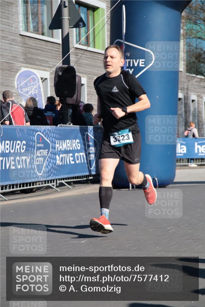 06.04.2025 - 44. Internationalen Wilhelmsburger Insellauf A. Gomolzig http://msf.ph/oto/7577412 06.04.2025 10:31:02 Ziel 3323 meine-sportfotos.de