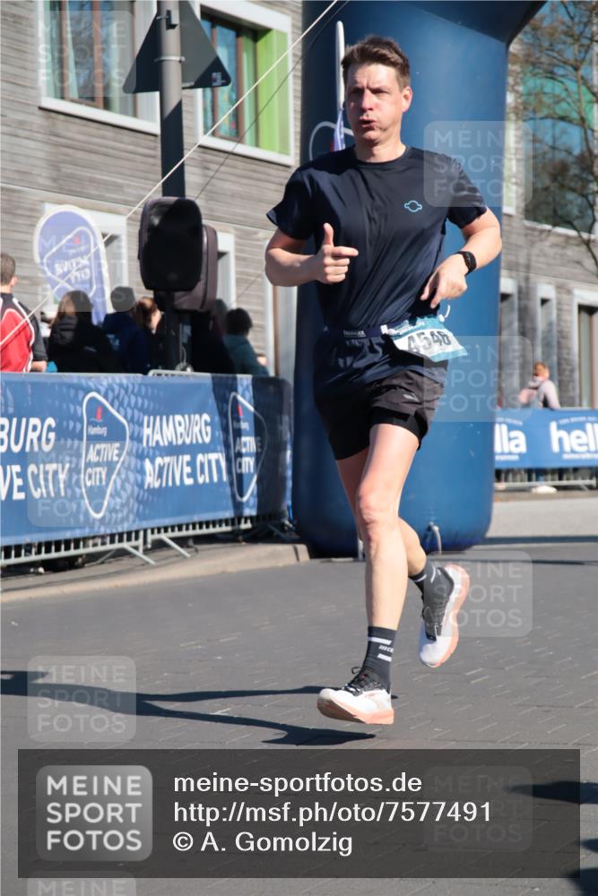 06.04.2025 - 44. Internationalen Wilhelmsburger Insellauf A. Gomolzig http://msf.ph/oto/7577491 06.04.2025 10:30:53 Ziel 3447, 3699, 3939, 4546 meine-sportfotos.de