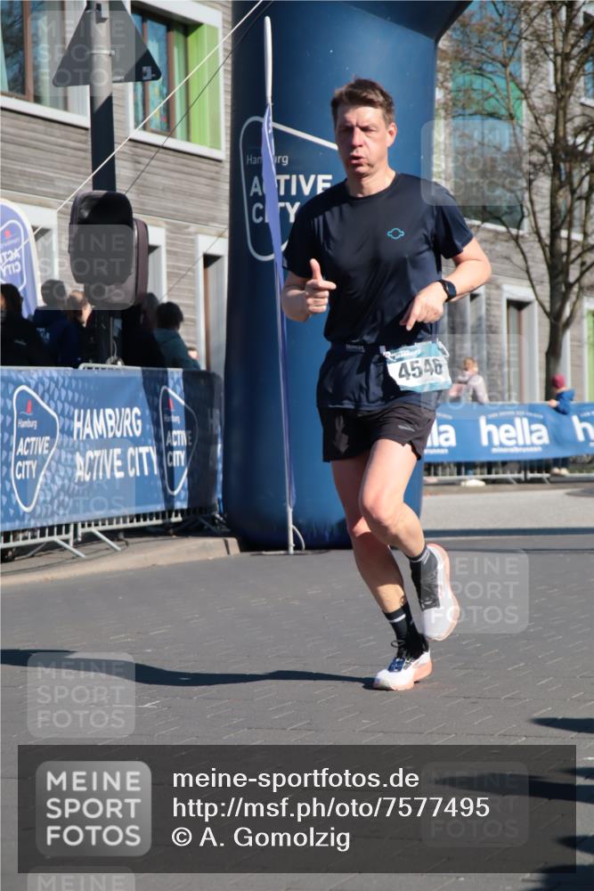 06.04.2025 - 44. Internationalen Wilhelmsburger Insellauf A. Gomolzig http://msf.ph/oto/7577495 06.04.2025 10:30:53 Ziel 3447, 3699, 3939, 4546 meine-sportfotos.de
