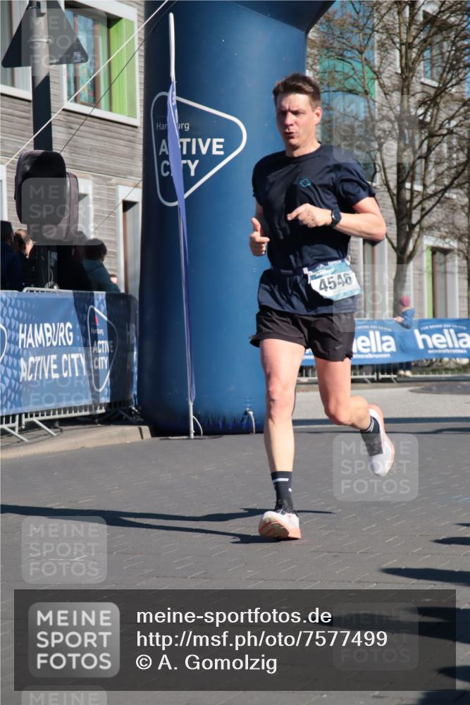 06.04.2025 - 44. Internationalen Wilhelmsburger Insellauf A. Gomolzig http://msf.ph/oto/7577499 06.04.2025 10:30:53 Ziel 3447, 3699, 3939, 4546 meine-sportfotos.de
