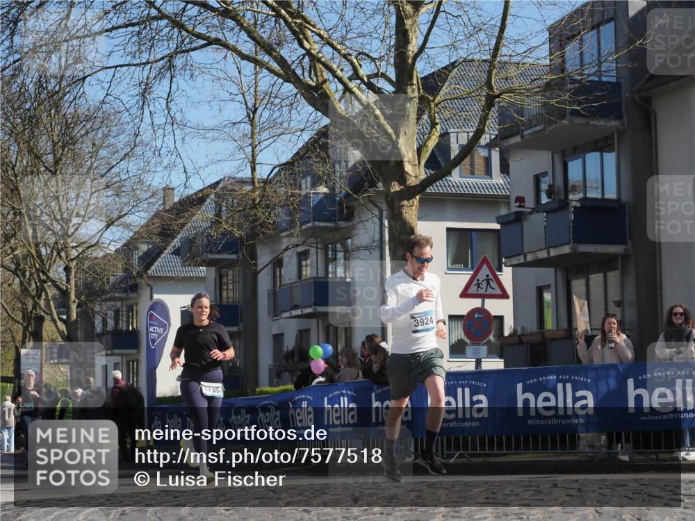 06.04.2025 - 44. Internationalen Wilhelmsburger Insellauf Luisa Fischer http://msf.ph/oto/7577518 06.04.2025 10:43:26 Ziel 4536, 3924, 3735 meine-sportfotos.de