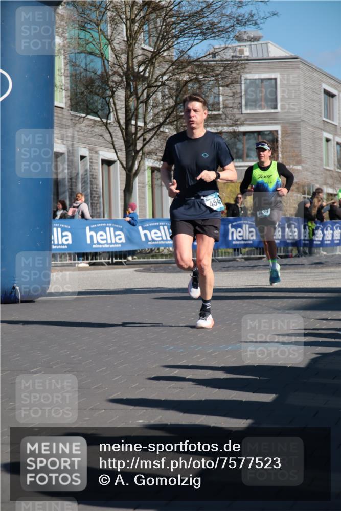 06.04.2025 - 44. Internationalen Wilhelmsburger Insellauf A. Gomolzig http://msf.ph/oto/7577523 06.04.2025 10:30:52 Ziel 3447, 3699, 3939, 4546 meine-sportfotos.de