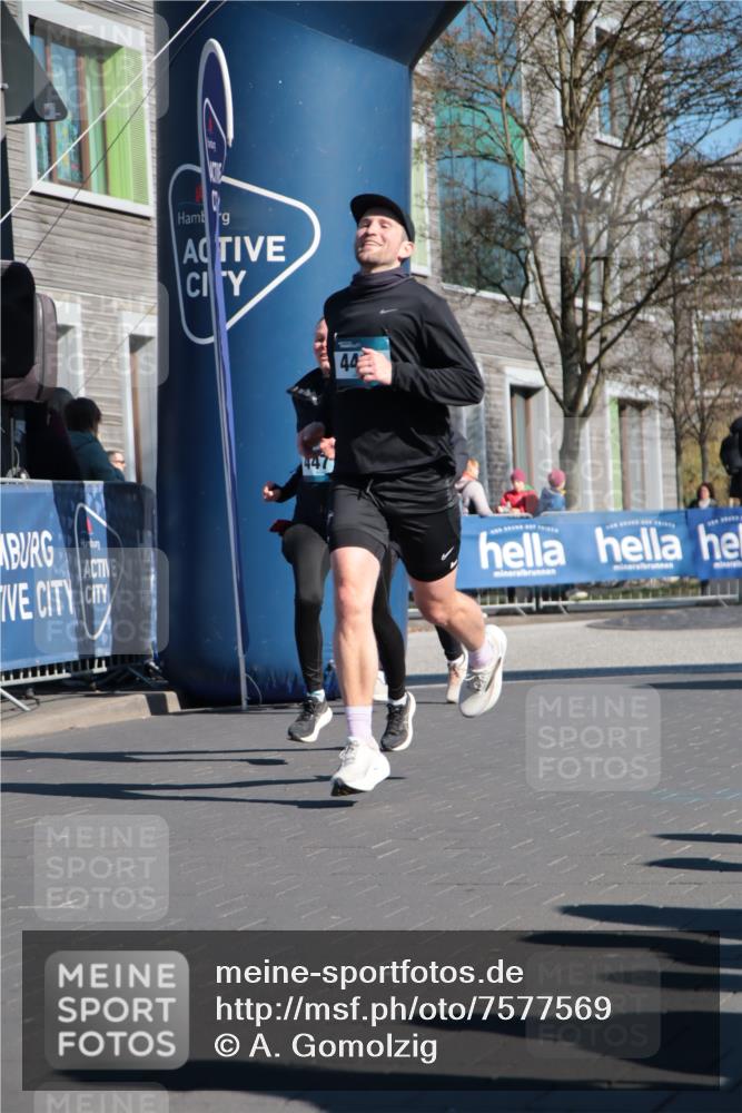 06.04.2025 - 44. Internationalen Wilhelmsburger Insellauf A. Gomolzig http://msf.ph/oto/7577569 06.04.2025 10:30:44 Ziel 3400, 3699, 4370, 4419, 4471, 4472 meine-sportfotos.de
