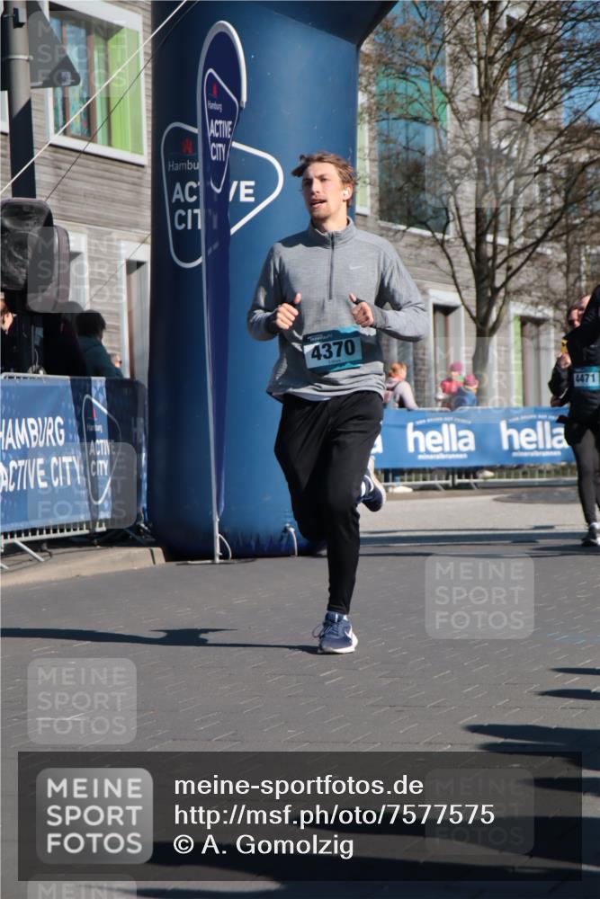 06.04.2025 - 44. Internationalen Wilhelmsburger Insellauf A. Gomolzig http://msf.ph/oto/7577575 06.04.2025 10:30:43 Ziel 3400, 4370, 4419, 4459, 4471, 4472 meine-sportfotos.de