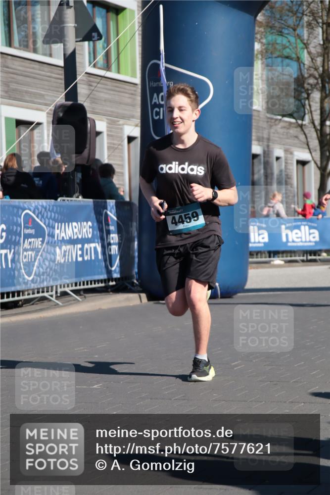 06.04.2025 - 44. Internationalen Wilhelmsburger Insellauf A. Gomolzig http://msf.ph/oto/7577621 06.04.2025 10:30:38 Ziel 3400, 3727, 3742, 4189, 4370, 4419, 4459, 4471 meine-sportfotos.de