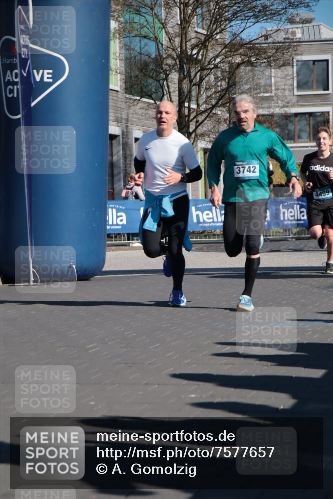 06.04.2025 - 44. Internationalen Wilhelmsburger Insellauf A. Gomolzig http://msf.ph/oto/7577657 06.04.2025 10:30:36 Ziel 3400, 3721, 3727, 3742, 4189, 4459 meine-sportfotos.de