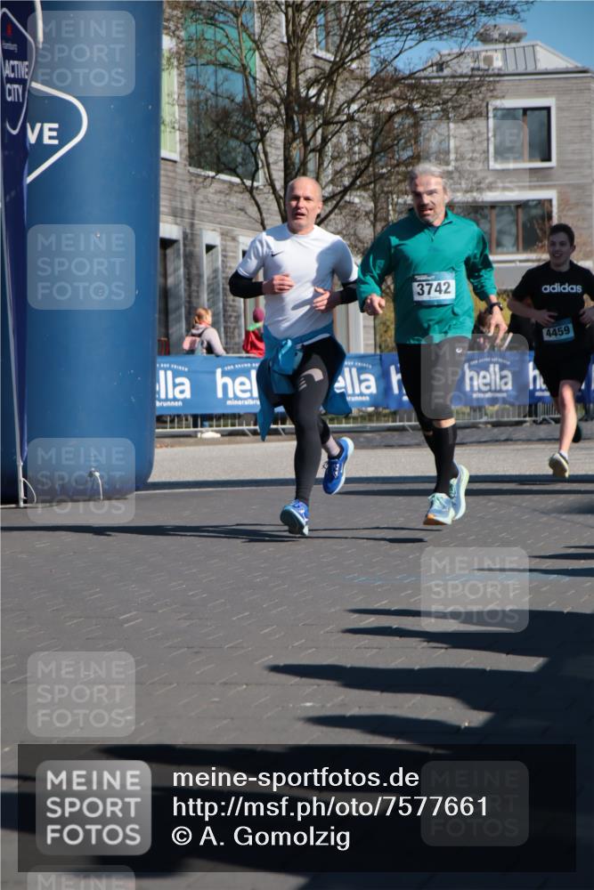 06.04.2025 - 44. Internationalen Wilhelmsburger Insellauf A. Gomolzig http://msf.ph/oto/7577661 06.04.2025 10:30:36 Ziel 3400, 3721, 3727, 3742, 4189, 4459 meine-sportfotos.de