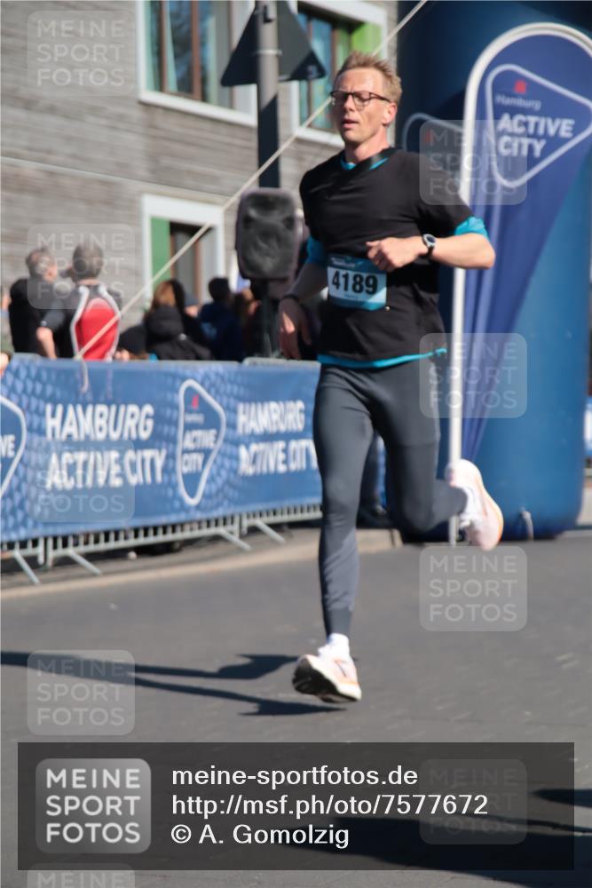 06.04.2025 - 44. Internationalen Wilhelmsburger Insellauf A. Gomolzig http://msf.ph/oto/7577672 06.04.2025 10:30:34 Ziel 3400, 3721, 3727, 3742, 4189, 4459 meine-sportfotos.de