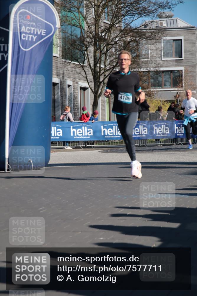 06.04.2025 - 44. Internationalen Wilhelmsburger Insellauf A. Gomolzig http://msf.ph/oto/7577711 06.04.2025 10:30:33 Ziel 3400, 3721, 3727, 3742, 4189, 4459 meine-sportfotos.de