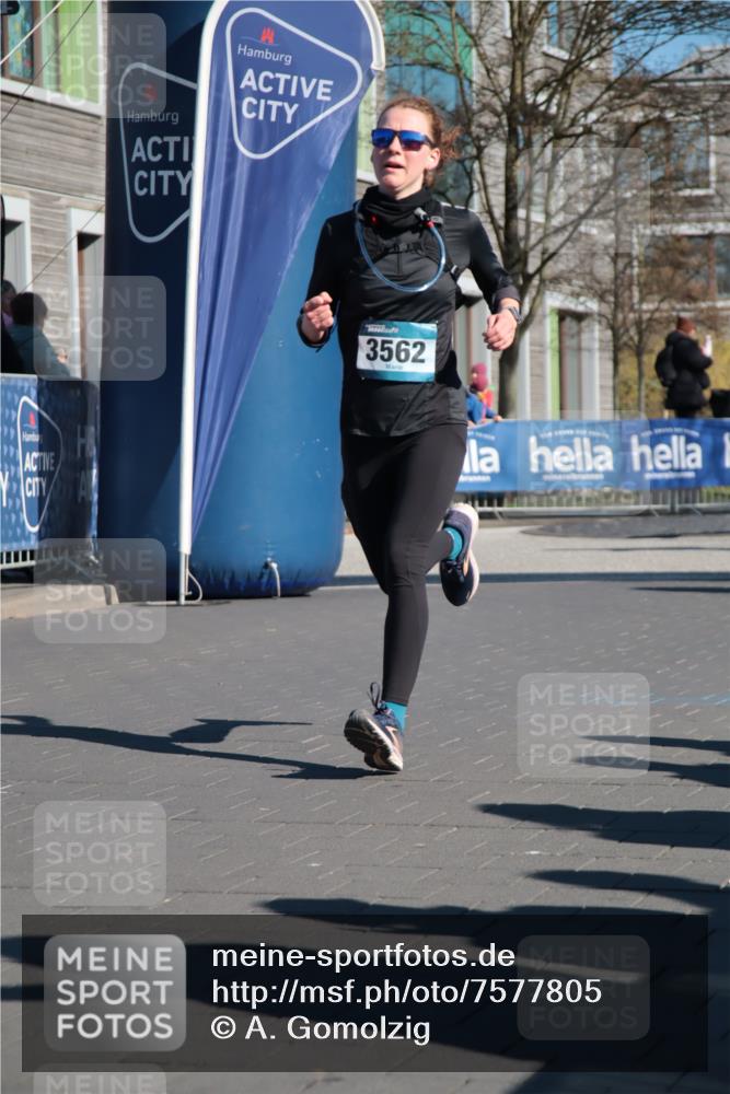 06.04.2025 - 44. Internationalen Wilhelmsburger Insellauf A. Gomolzig http://msf.ph/oto/7577805 06.04.2025 10:30:23 Ziel 3297, 3562, 4527, 4559 meine-sportfotos.de