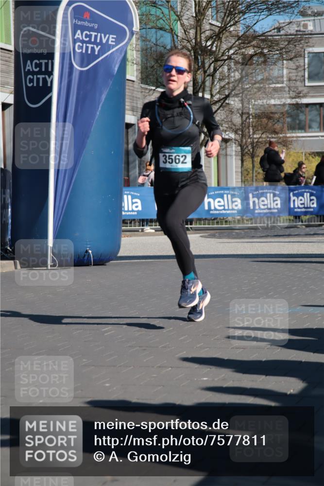 06.04.2025 - 44. Internationalen Wilhelmsburger Insellauf A. Gomolzig http://msf.ph/oto/7577811 06.04.2025 10:30:23 Ziel 3297, 3562, 4527, 4559 meine-sportfotos.de