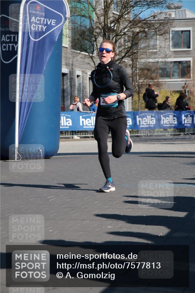 06.04.2025 - 44. Internationalen Wilhelmsburger Insellauf A. Gomolzig http://msf.ph/oto/7577813 06.04.2025 10:30:23 Ziel 3297, 3562, 4527, 4559 meine-sportfotos.de