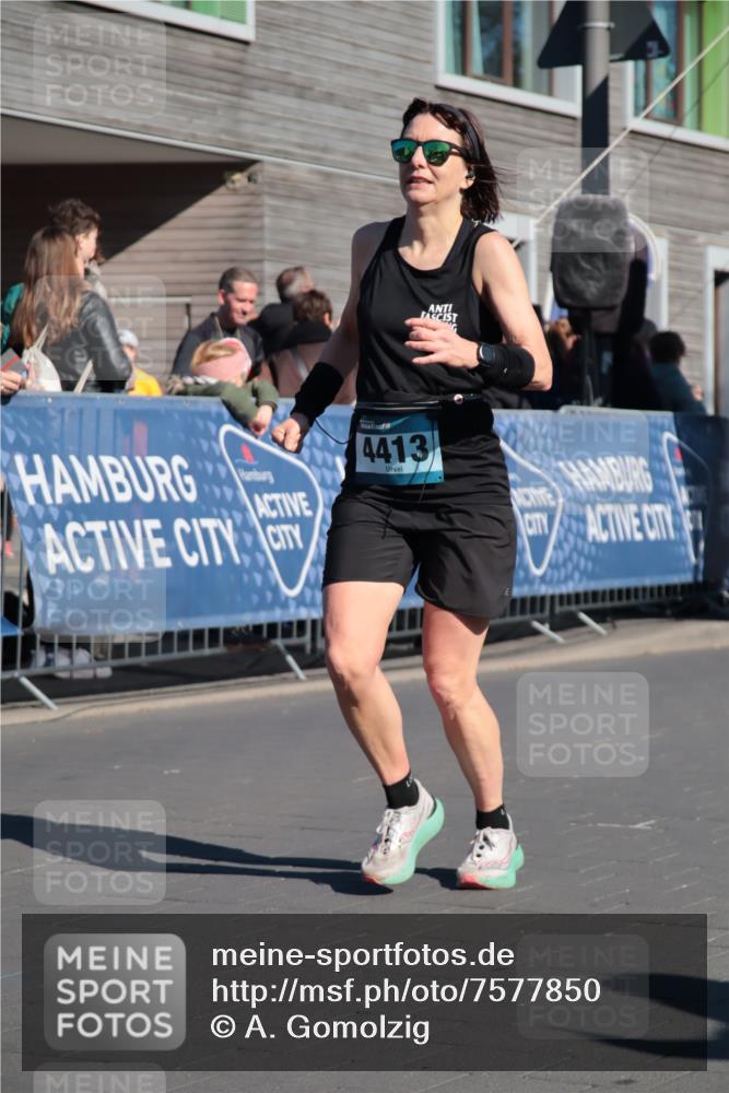 06.04.2025 - 44. Internationalen Wilhelmsburger Insellauf A. Gomolzig http://msf.ph/oto/7577850 06.04.2025 10:30:15 Ziel 4030, 4410, 4413, 5102 meine-sportfotos.de