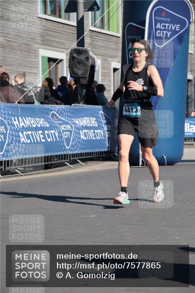 06.04.2025 - 44. Internationalen Wilhelmsburger Insellauf A. Gomolzig http://msf.ph/oto/7577865 06.04.2025 10:30:14 Ziel 4030, 4410, 4413, 5102 meine-sportfotos.de