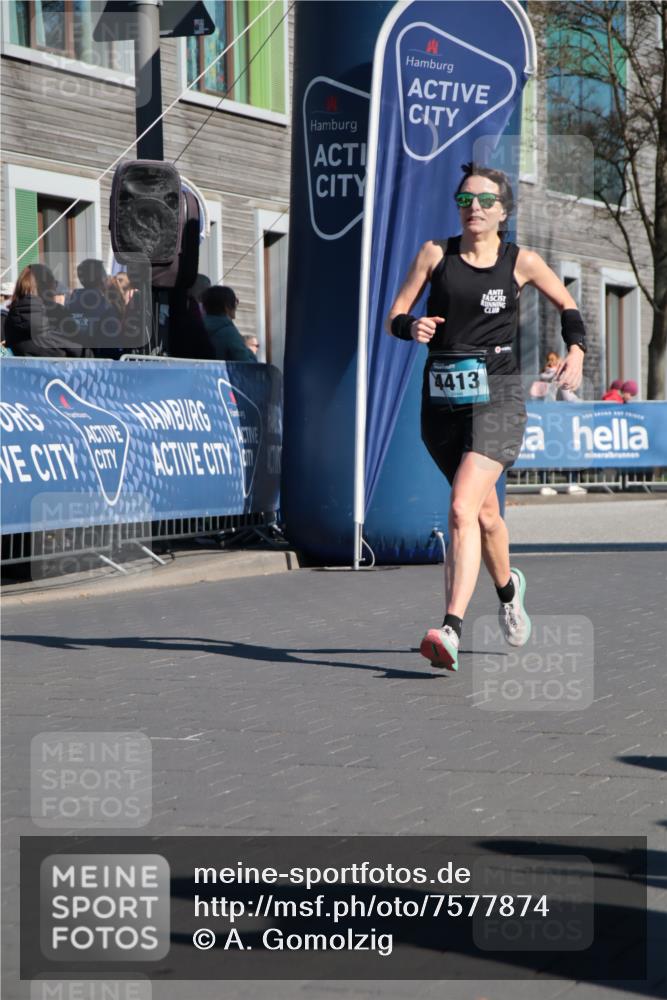 06.04.2025 - 44. Internationalen Wilhelmsburger Insellauf A. Gomolzig http://msf.ph/oto/7577874 06.04.2025 10:30:14 Ziel 4030, 4410, 4413, 5102 meine-sportfotos.de