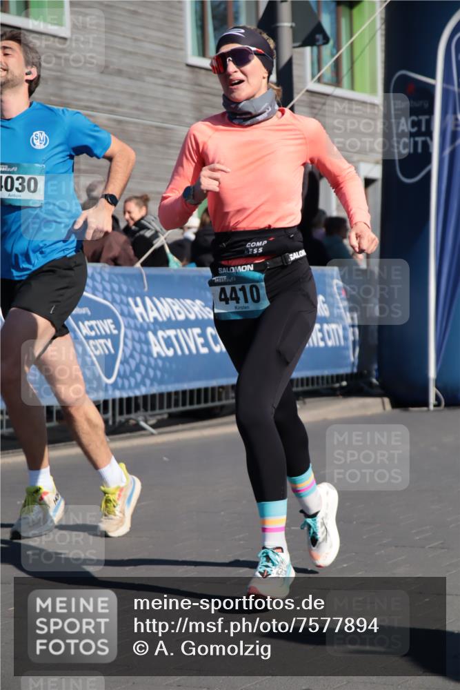 06.04.2025 - 44. Internationalen Wilhelmsburger Insellauf A. Gomolzig http://msf.ph/oto/7577894 06.04.2025 10:30:12 Ziel 4030, 4410, 4413, 5102 meine-sportfotos.de