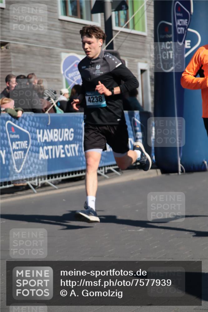 06.04.2025 - 44. Internationalen Wilhelmsburger Insellauf A. Gomolzig http://msf.ph/oto/7577939 06.04.2025 10:29:50 Ziel 3615, 3795, 4121, 4238 meine-sportfotos.de