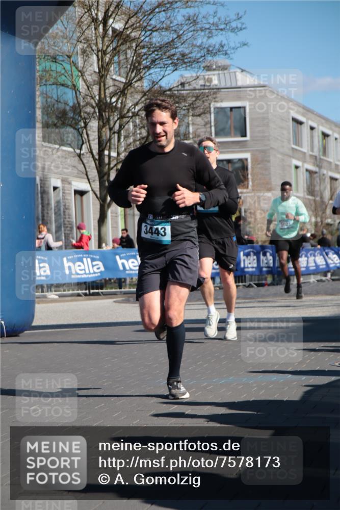 06.04.2025 - 44. Internationalen Wilhelmsburger Insellauf A. Gomolzig http://msf.ph/oto/7578173 06.04.2025 10:29:11 Ziel 3284, 3443, 3611, 5021 meine-sportfotos.de