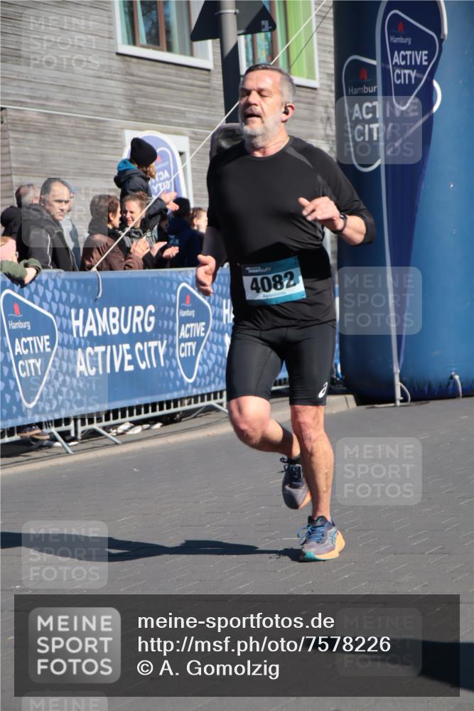 06.04.2025 - 44. Internationalen Wilhelmsburger Insellauf A. Gomolzig http://msf.ph/oto/7578226 06.04.2025 10:28:56 Ziel 4082, 4360, 4385 meine-sportfotos.de