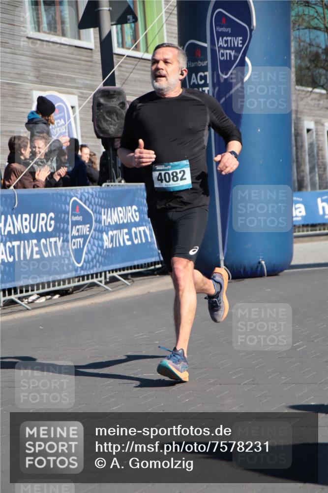 06.04.2025 - 44. Internationalen Wilhelmsburger Insellauf A. Gomolzig http://msf.ph/oto/7578231 06.04.2025 10:28:56 Ziel 4082, 4360, 4385 meine-sportfotos.de