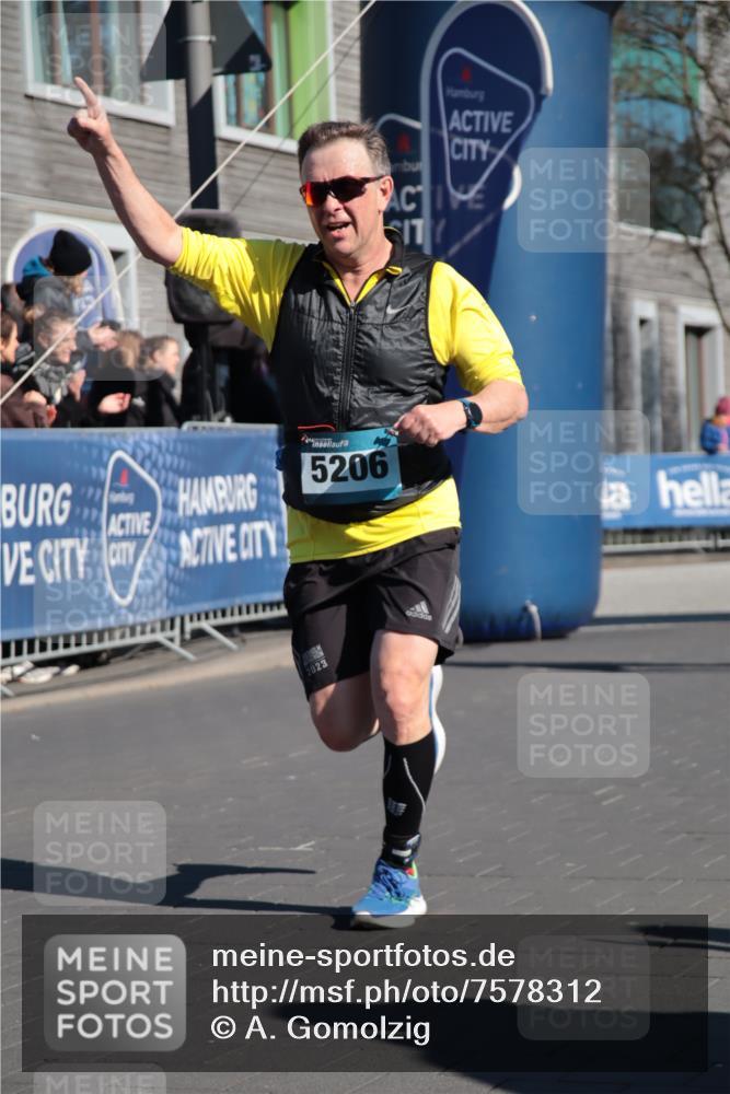 06.04.2025 - 44. Internationalen Wilhelmsburger Insellauf A. Gomolzig http://msf.ph/oto/7578312 06.04.2025 10:28:41 Ziel 3403, 3884, 5206 meine-sportfotos.de