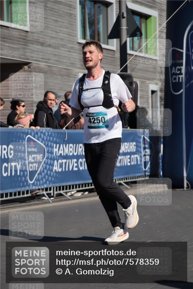 06.04.2025 - 44. Internationalen Wilhelmsburger Insellauf A. Gomolzig http://msf.ph/oto/7578359 06.04.2025 10:28:34 Ziel 4250, 4263, 4454 meine-sportfotos.de