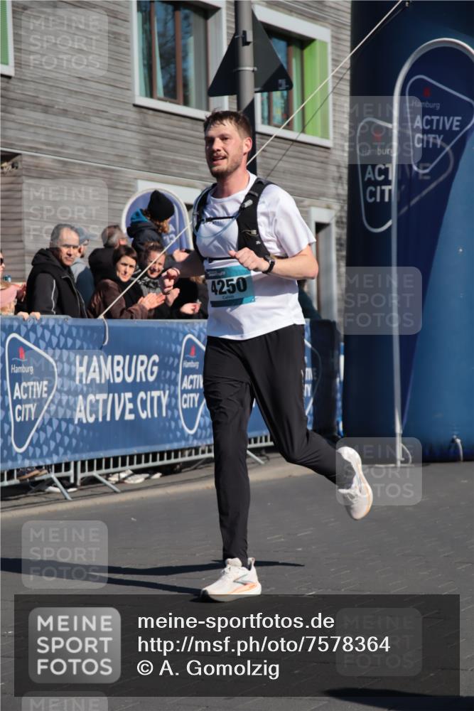 06.04.2025 - 44. Internationalen Wilhelmsburger Insellauf A. Gomolzig http://msf.ph/oto/7578364 06.04.2025 10:28:34 Ziel 4250, 4263, 4454 meine-sportfotos.de
