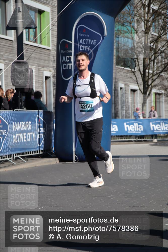 06.04.2025 - 44. Internationalen Wilhelmsburger Insellauf A. Gomolzig http://msf.ph/oto/7578386 06.04.2025 10:28:34 Ziel 4250, 4263, 4454 meine-sportfotos.de