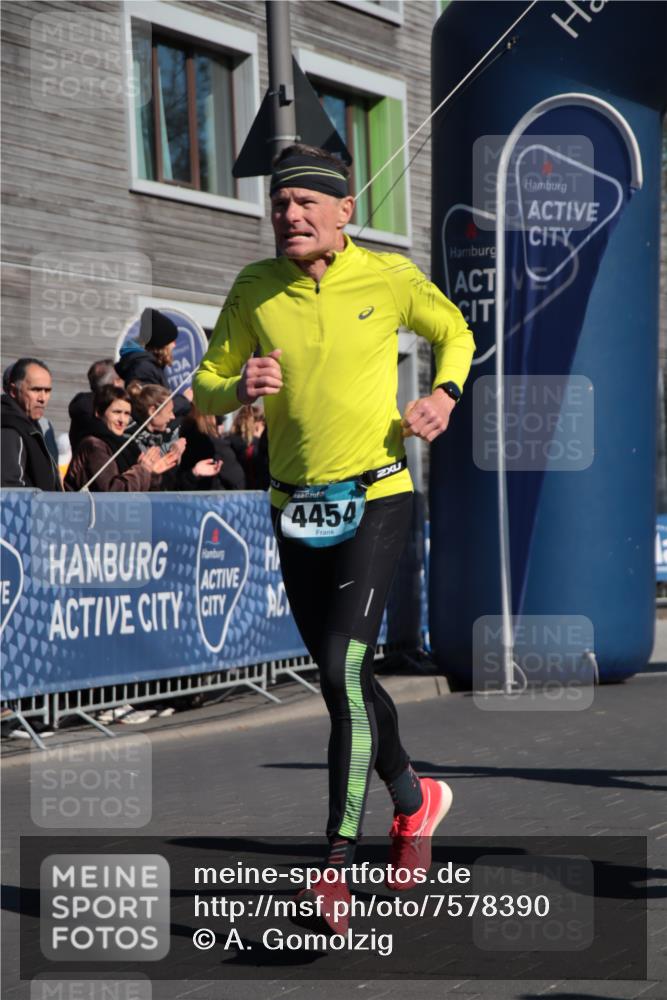 06.04.2025 - 44. Internationalen Wilhelmsburger Insellauf A. Gomolzig http://msf.ph/oto/7578390 06.04.2025 10:28:29 Ziel 4174, 4250, 4263, 4454 meine-sportfotos.de