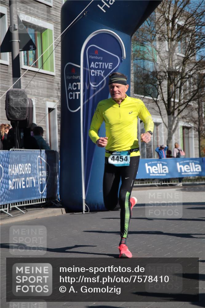 06.04.2025 - 44. Internationalen Wilhelmsburger Insellauf A. Gomolzig http://msf.ph/oto/7578410 06.04.2025 10:28:29 Ziel 4174, 4250, 4263, 4454 meine-sportfotos.de