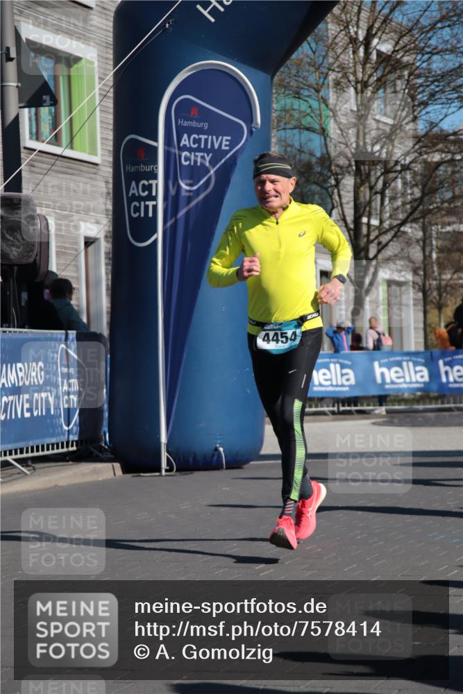 06.04.2025 - 44. Internationalen Wilhelmsburger Insellauf A. Gomolzig http://msf.ph/oto/7578414 06.04.2025 10:28:29 Ziel 4174, 4250, 4263, 4454 meine-sportfotos.de