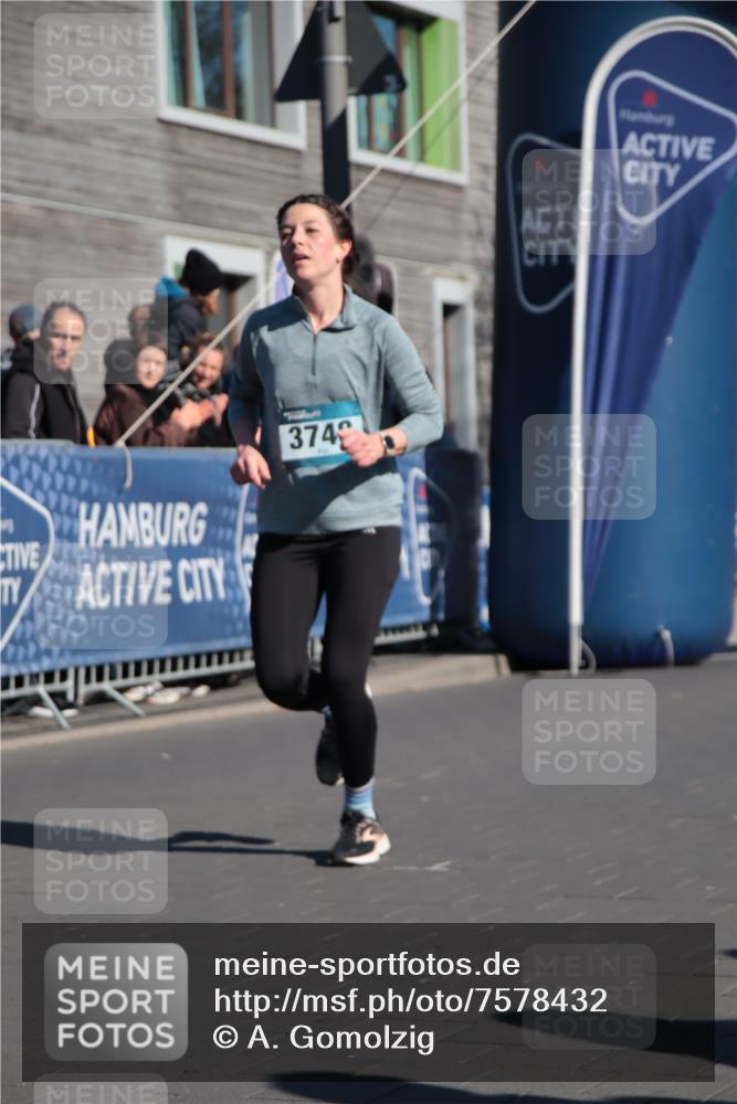 06.04.2025 - 44. Internationalen Wilhelmsburger Insellauf A. Gomolzig http://msf.ph/oto/7578432 06.04.2025 10:28:11 Ziel 3748 meine-sportfotos.de