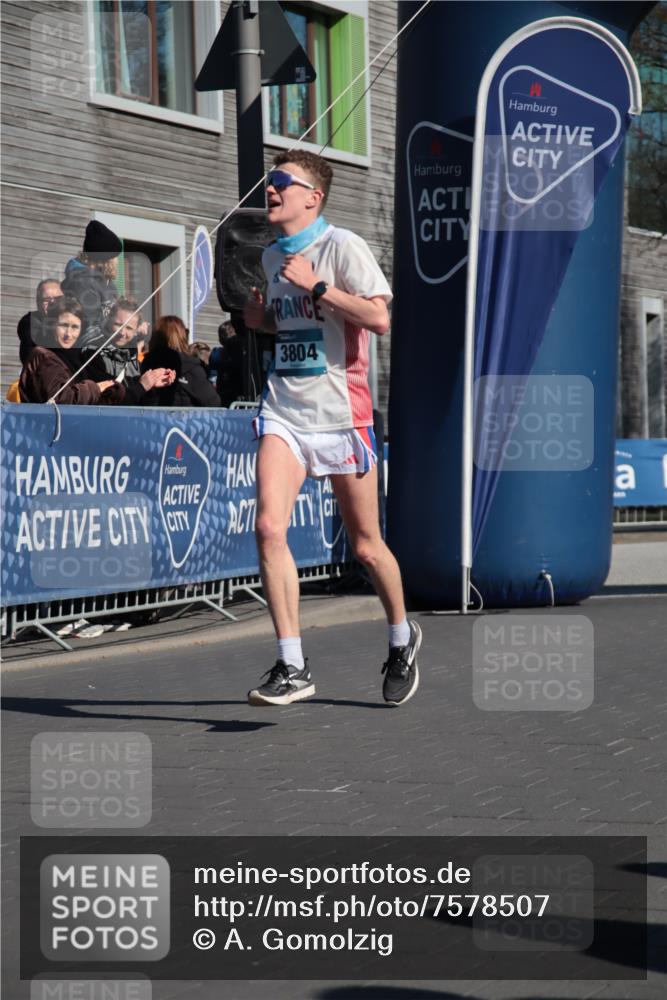 06.04.2025 - 44. Internationalen Wilhelmsburger Insellauf A. Gomolzig http://msf.ph/oto/7578507 06.04.2025 10:27:54 Ziel 3804, 4615, 5070 meine-sportfotos.de