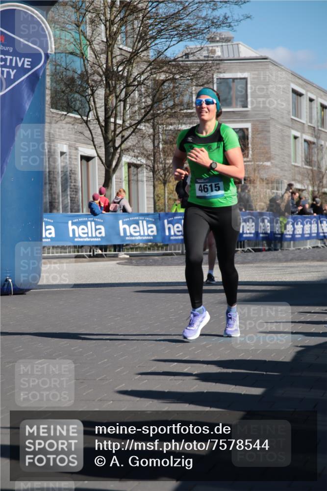 06.04.2025 - 44. Internationalen Wilhelmsburger Insellauf A. Gomolzig http://msf.ph/oto/7578544 06.04.2025 10:27:51 Ziel 3804, 3824, 4615 meine-sportfotos.de