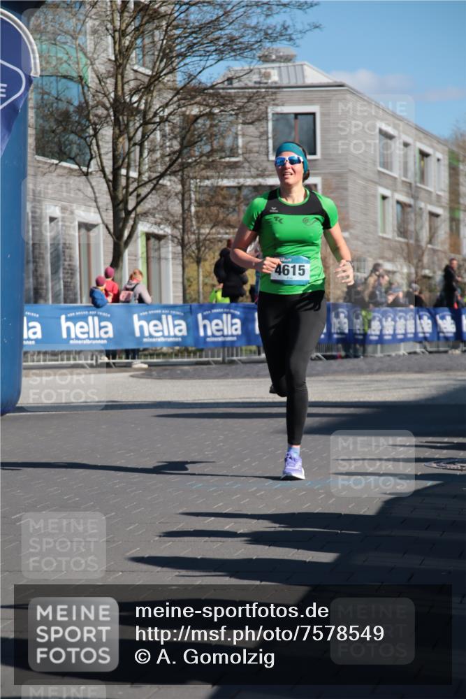 06.04.2025 - 44. Internationalen Wilhelmsburger Insellauf A. Gomolzig http://msf.ph/oto/7578549 06.04.2025 10:27:51 Ziel 3804, 3824, 4615 meine-sportfotos.de