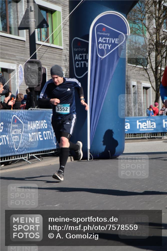 06.04.2025 - 44. Internationalen Wilhelmsburger Insellauf A. Gomolzig http://msf.ph/oto/7578559 06.04.2025 10:27:45 Ziel 3552, 3824, 4535, 4615 meine-sportfotos.de