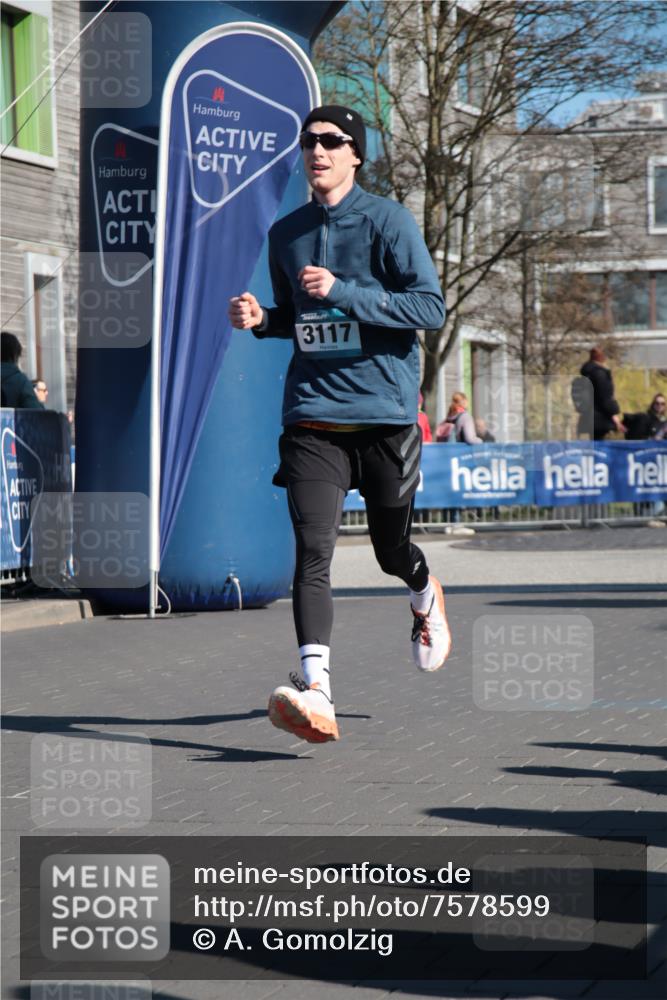 06.04.2025 - 44. Internationalen Wilhelmsburger Insellauf A. Gomolzig http://msf.ph/oto/7578599 06.04.2025 10:27:36 Ziel 3117, 3596, 4305 meine-sportfotos.de