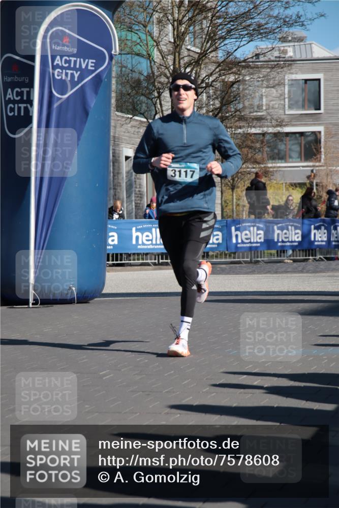 06.04.2025 - 44. Internationalen Wilhelmsburger Insellauf A. Gomolzig http://msf.ph/oto/7578608 06.04.2025 10:27:36 Ziel 3117, 3596, 4305 meine-sportfotos.de