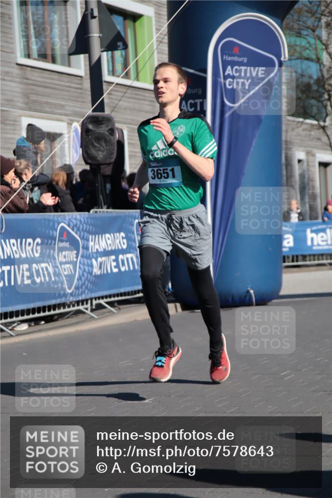 06.04.2025 - 44. Internationalen Wilhelmsburger Insellauf A. Gomolzig http://msf.ph/oto/7578643 06.04.2025 10:27:29 Ziel 3596, 3651, 4252, 4305 meine-sportfotos.de