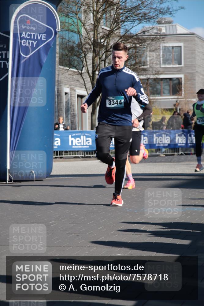 06.04.2025 - 44. Internationalen Wilhelmsburger Insellauf A. Gomolzig http://msf.ph/oto/7578718 06.04.2025 10:27:19 Ziel 3181, 3344, 4207, 4259, 4553 meine-sportfotos.de